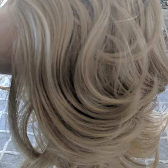 Golden blond wig main image 4